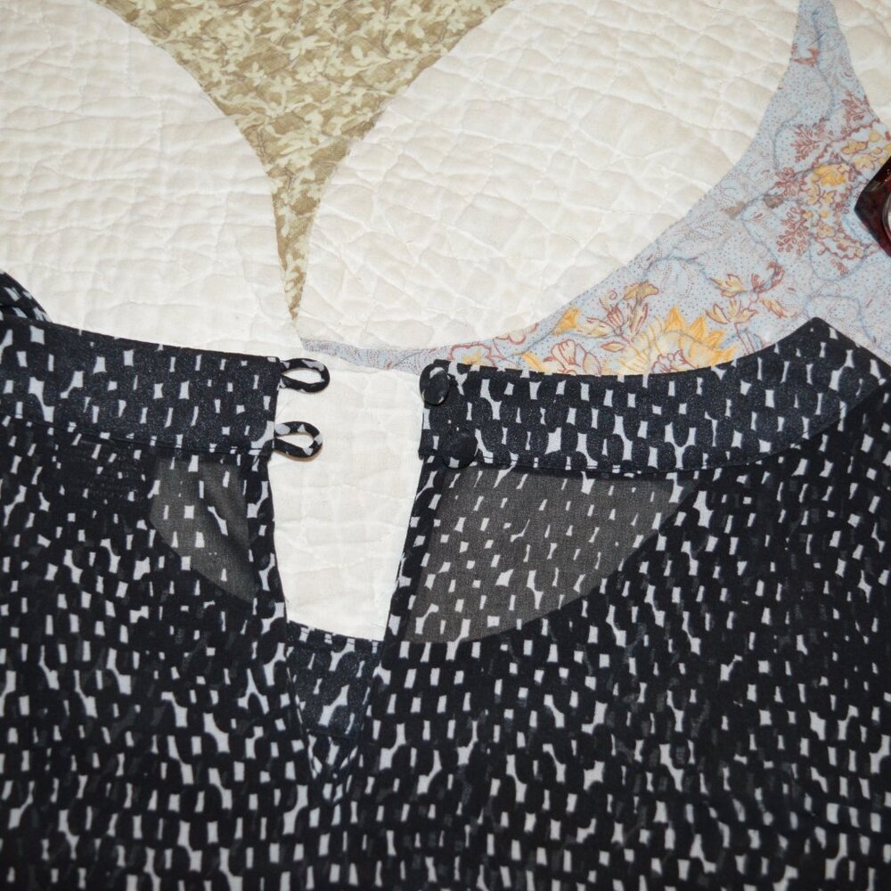 Ann Taylor Black and White Blouse Size 8 Petite - Picture 6 of 6
